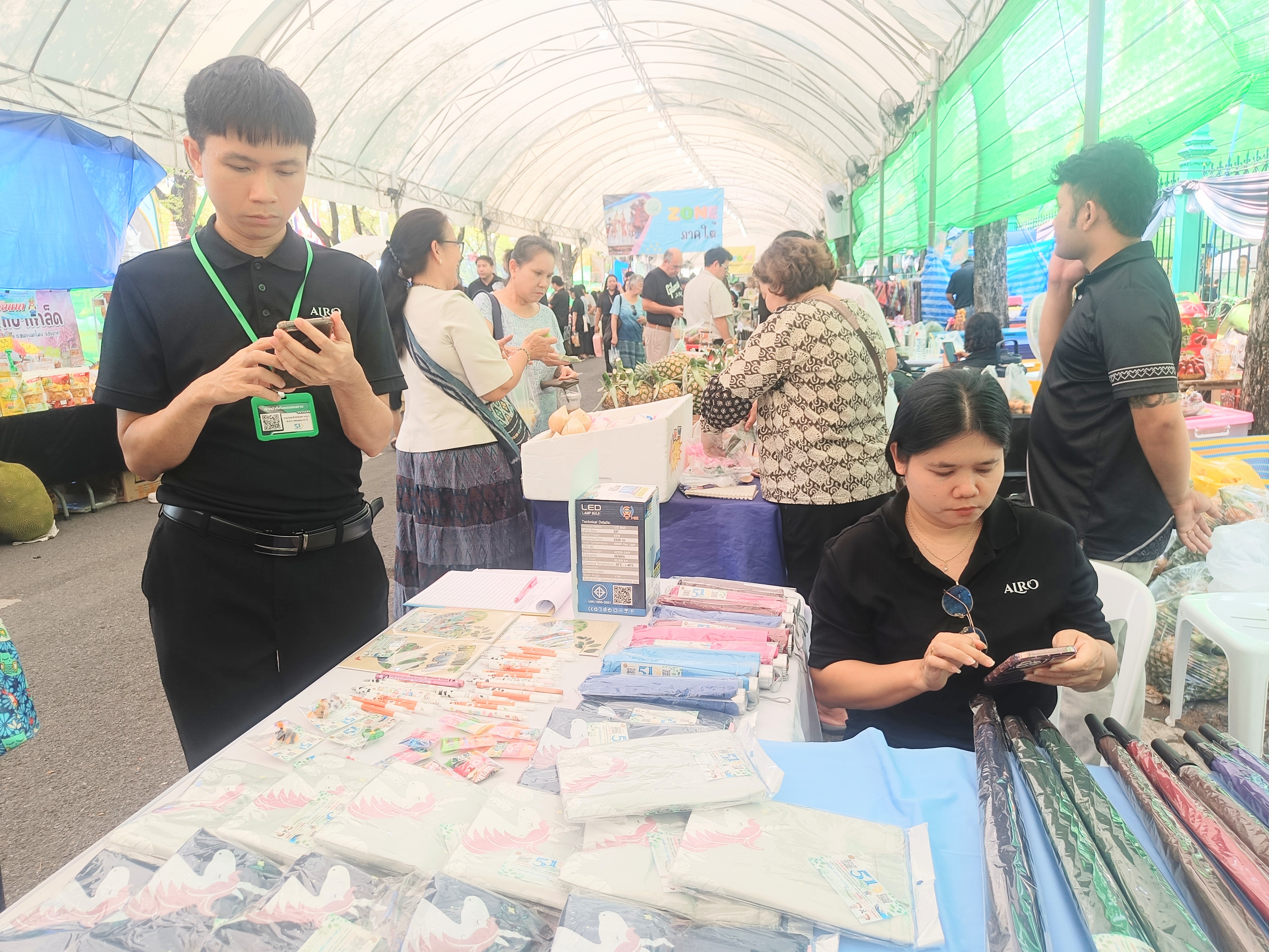 title - คณะทำงานฝ่ายติดตามประเมินผลการจัดงาน วันคล้ายวันสถาปนาสำนักงานการปฏิรูปที่ดินเพื่อเกษตรกรรม (ส.ป.ก.) ครบรอบ 51 ปี เปิดตั้งจุดให้ผู้ร่วมงานได้ร่วมสนุก เล่นเกมส์ และตอบแบบประเมินผลการจัดงาน ผ่านระบบออนไลน์